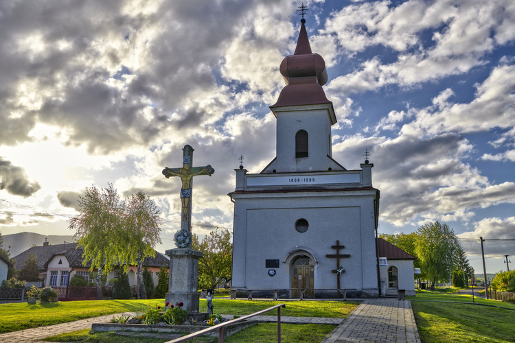 Pred kostolom.