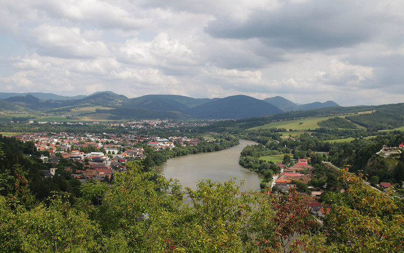 Hore Váhom, dole Váhom